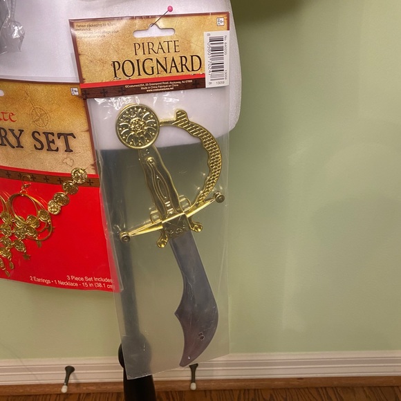 NWT - PIRATE costume!Size: 6-8 women’s adult. Hat,blouse,jacket,necklace,sword - Picture 8 of 8